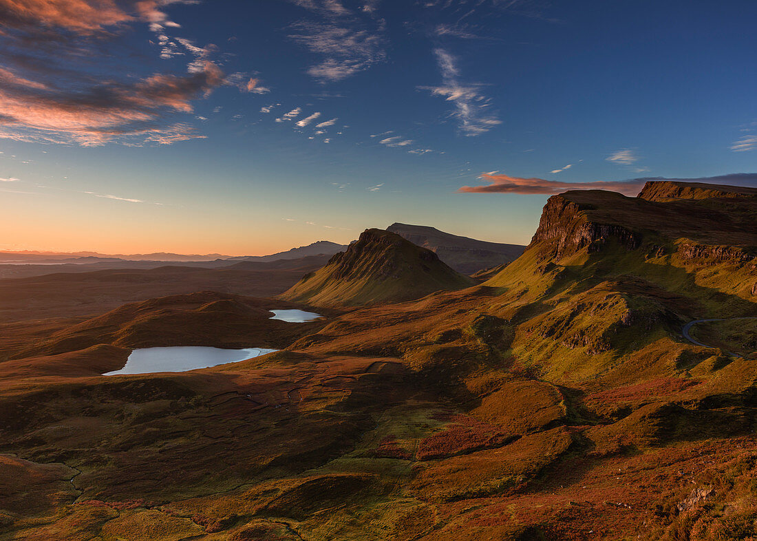 Der trotternische Gebirgskamm in der Morgendämmerung mit Blick nach Süden auf die Klampe und darüber hinaus auf den Sound of Raasay, Schottische Highlands, Schottland, Vereinigtes Königreich, Europa