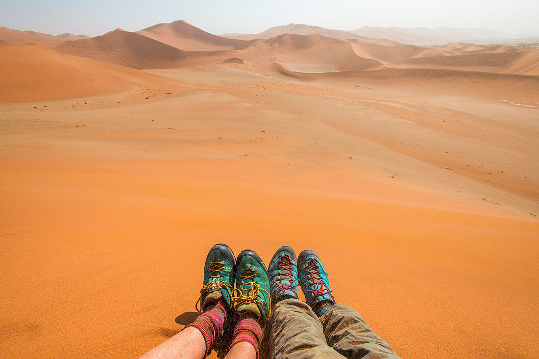 Ein Blick auf Sanddünen in der Namib-Wüste vom Gipfel der Sossusvlei-Sanddüne, Namibia, Afrika