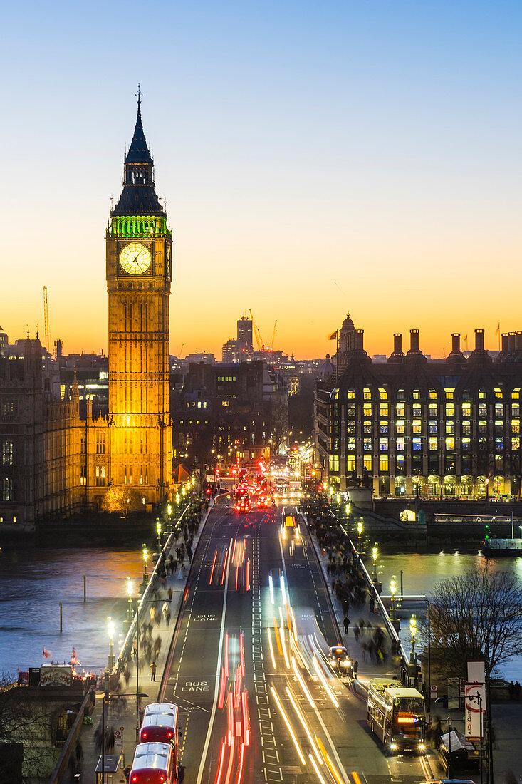 Hohe Winkelansicht von Big Ben, dem Palast von Westminster und der Westminster-Brücke in der Dämmerung, London, England, Vereinigtes Königreich, Europa