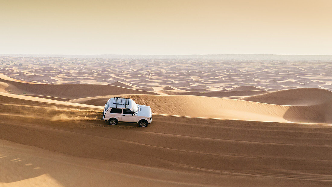 Geländewagen auf Sanddünen in der Nähe von Dubai, Vereinigte Arabische Emirate, Naher Osten