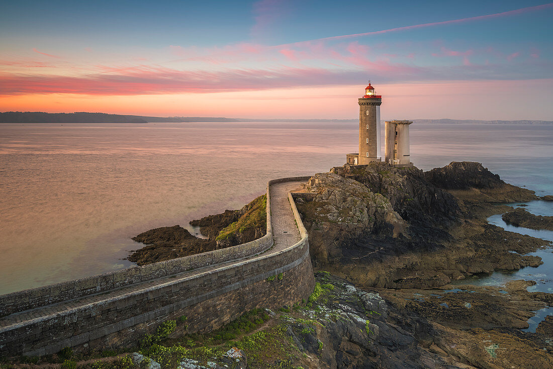 Sonnenuntergang am Leuchtturm von Phare du Petit Minou in Finistère, Bretagne, Frankreich, Europa