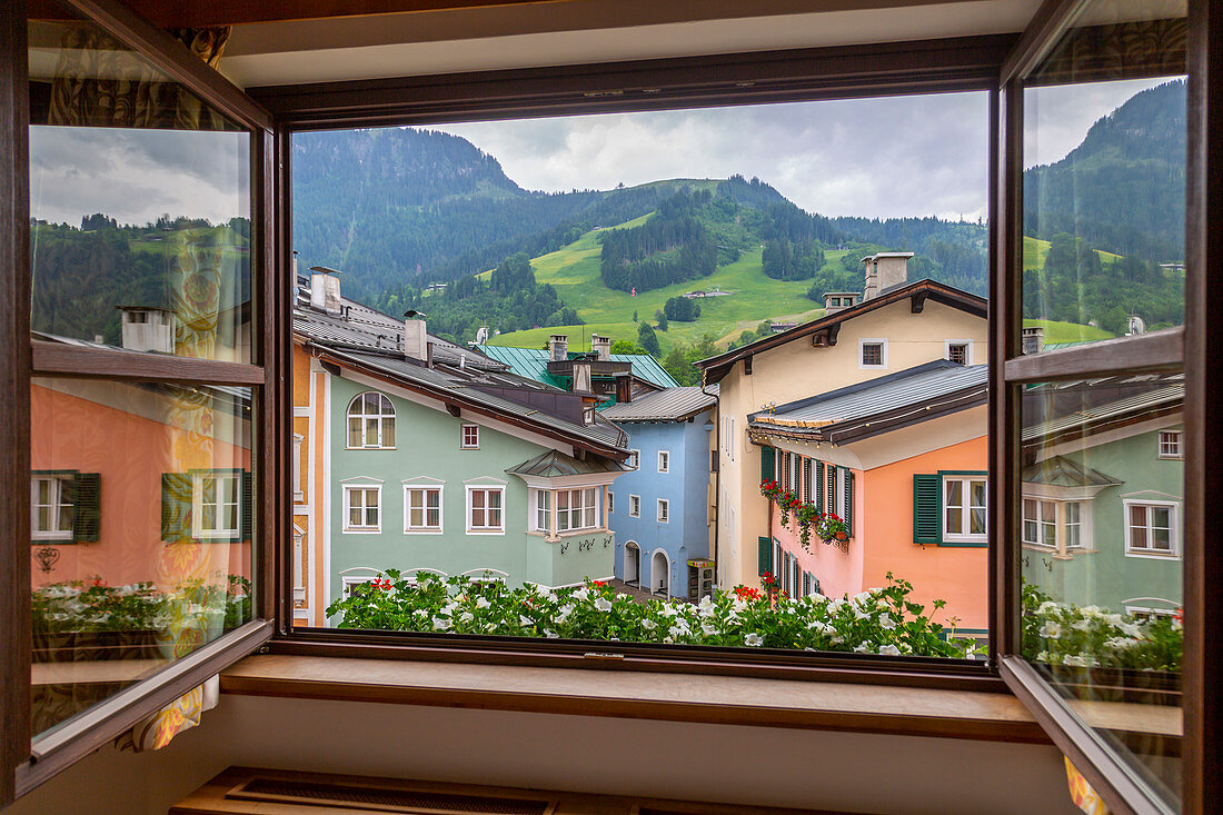 Bunte Architektur aus einem Fenster in Vorderstadt, Kitzbühel, Tirol, Österreich, Europa
