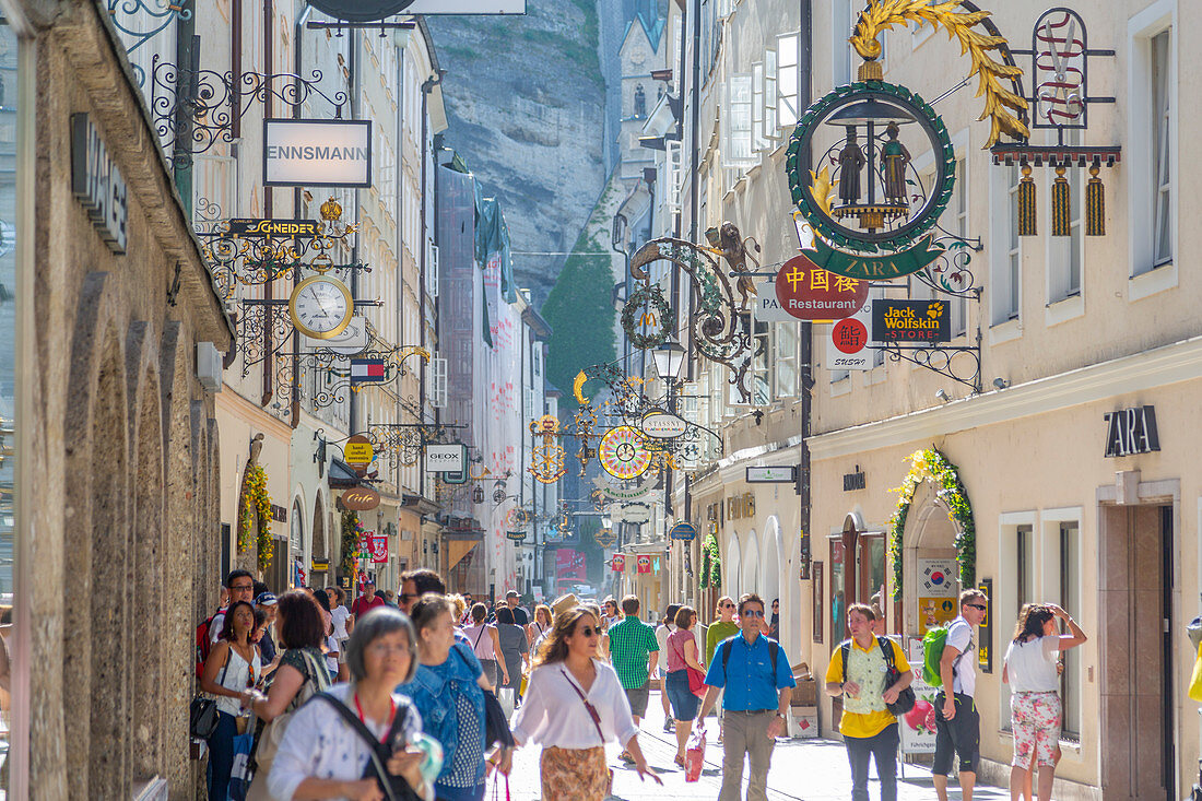 Blick auf Touristen und Beschilderung in der Getreidegasse, Salzburg, Österreich, Europa