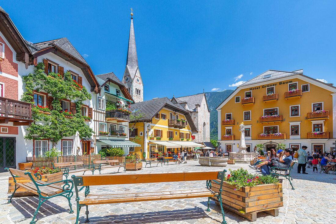 Blick auf den Marktplatz im Dorf Hallstatt, UNESCO-Weltkulturerbe, Salzkammergut, Salzburg, Österreich, Europa