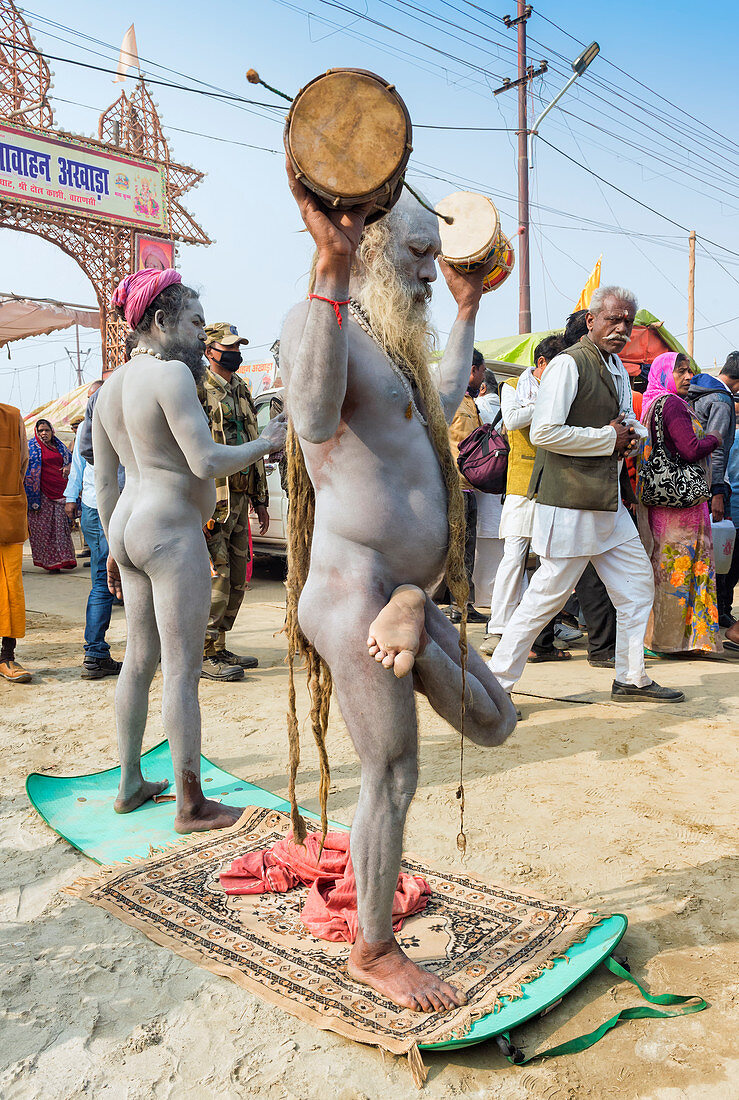 Sadhus führen eine Zeremonie durch, Allahabad Kumbh Mela, größte religiöse Versammlung, Allahabad, Uttar Pradesh, Indien, Asien