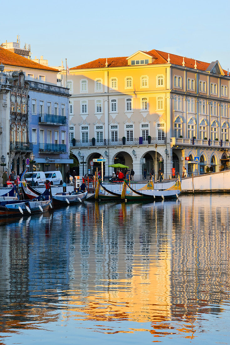 Festgebundene Moliceiros entlang des Hauptkanals bei Sonnenuntergang, Aveiro, 'Venedig Portugals', Beira Littoral, Portugal, Europa