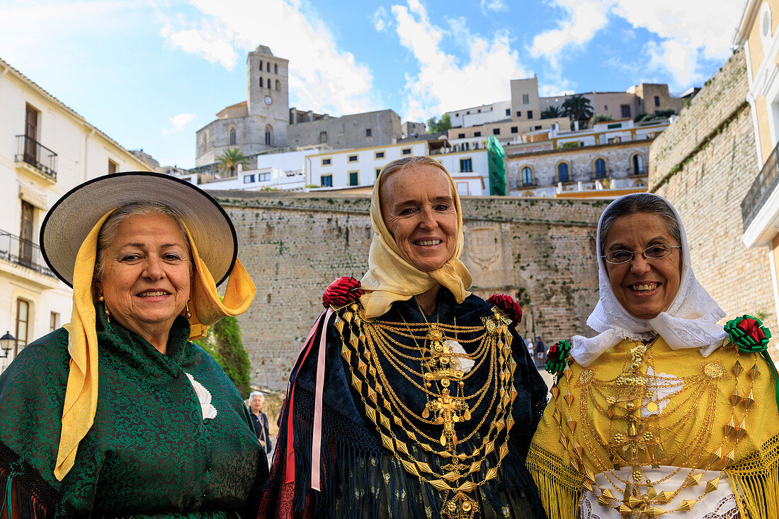 Drei lächelnde Frauen in traditioneller Kleidung, Altstadt von Dalt Vila, UNESCO-Weltkulturerbe, Ibiza-Stadt, Ibiza, Balearen, Spanien, Mittelmeer, Europa
