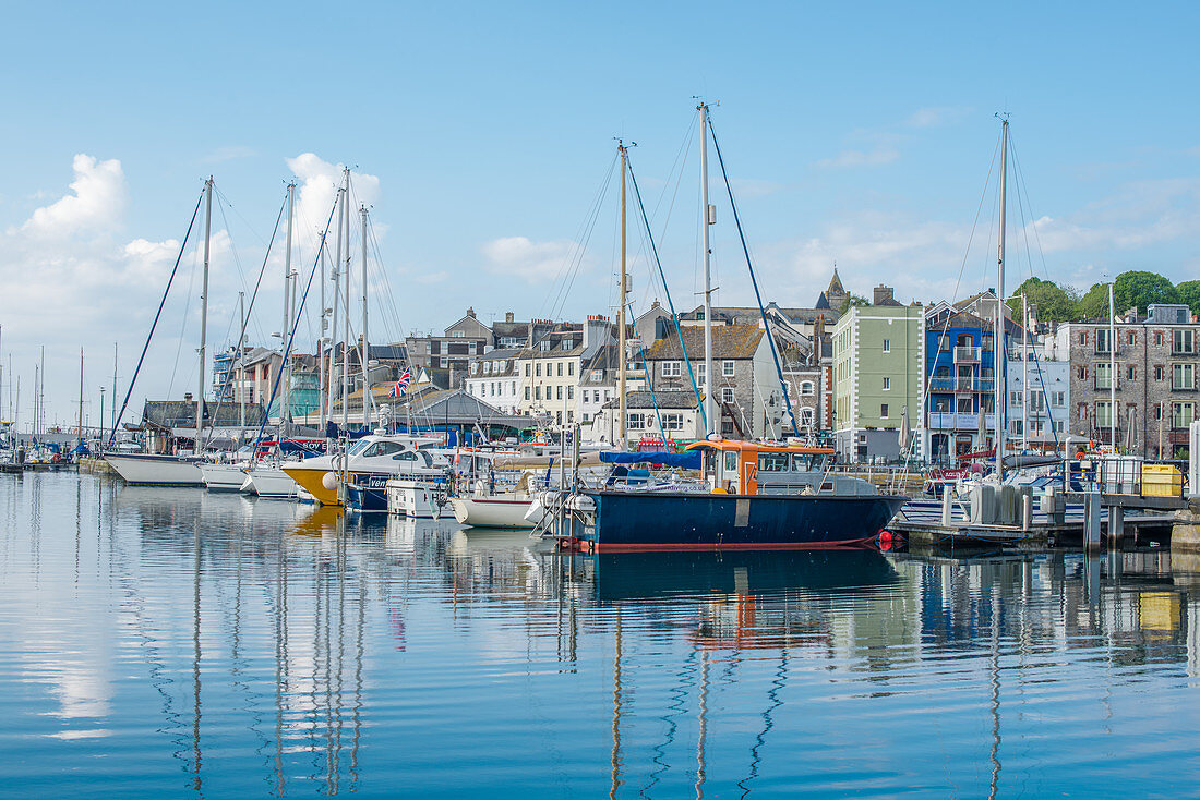 Boote in Sutton Harbour Marina, Barbican, Plymouth, Devon, England, Vereinigtes Königreich, Europa