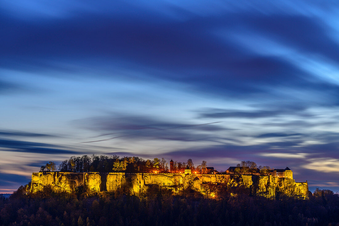 Beleuchtete Burg Königstein, Königstein, Elbsandsteingebirge, Nationalpark Sächsische Schweiz, Sächsische Schweiz, Sachsen, Deutschland