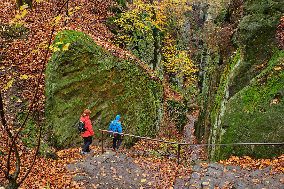 Man and woman hiking in the Elbe Sandstone Mountains, Kuhstall, Kirnitzschtal, Elbsandsteingebirge, Saxon Switzerland National Park, Saxon Switzerland, Saxony, Germany