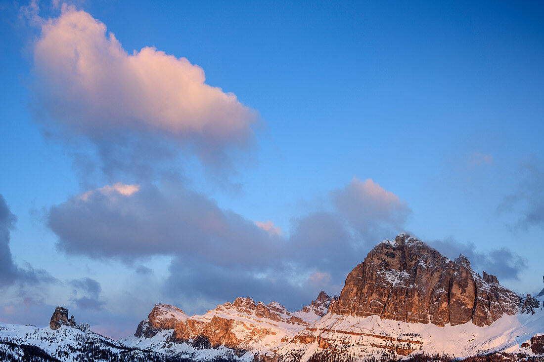 Wolkenstimmung über Cinque Torri und Tofana im Morgenlicht, Dolomiten, Weltnaturerbe Dolomiten, Südtirol, Italien