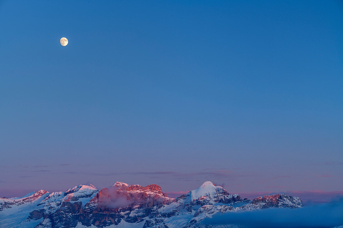 Mond über der Fanesgruppe im letzten Licht, Dolomiten, Weltnaturerbe Dolomiten, Südtirol, Italien