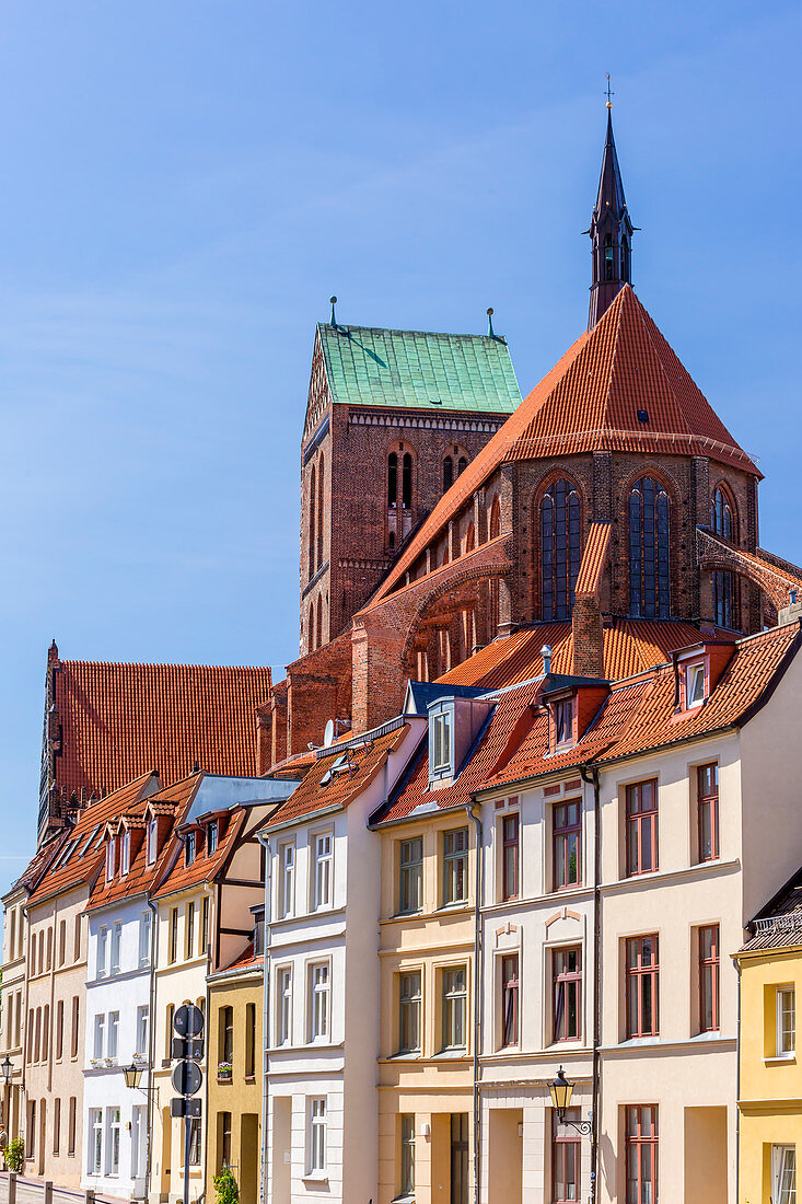 St. Nikolai, gotische Kirche, Häuser an der Mühlengrube, Wismar, Mecklenburg-Vorpommern, Deutschland