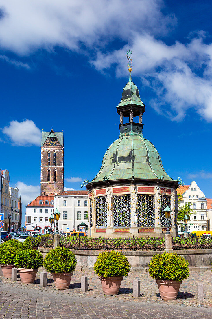 Marktplatz im Zentrum von Wismar, 'Wasserkunst', historisches Bauwerk, Wismar, Mecklenburg-Vorpommern, Deutschland