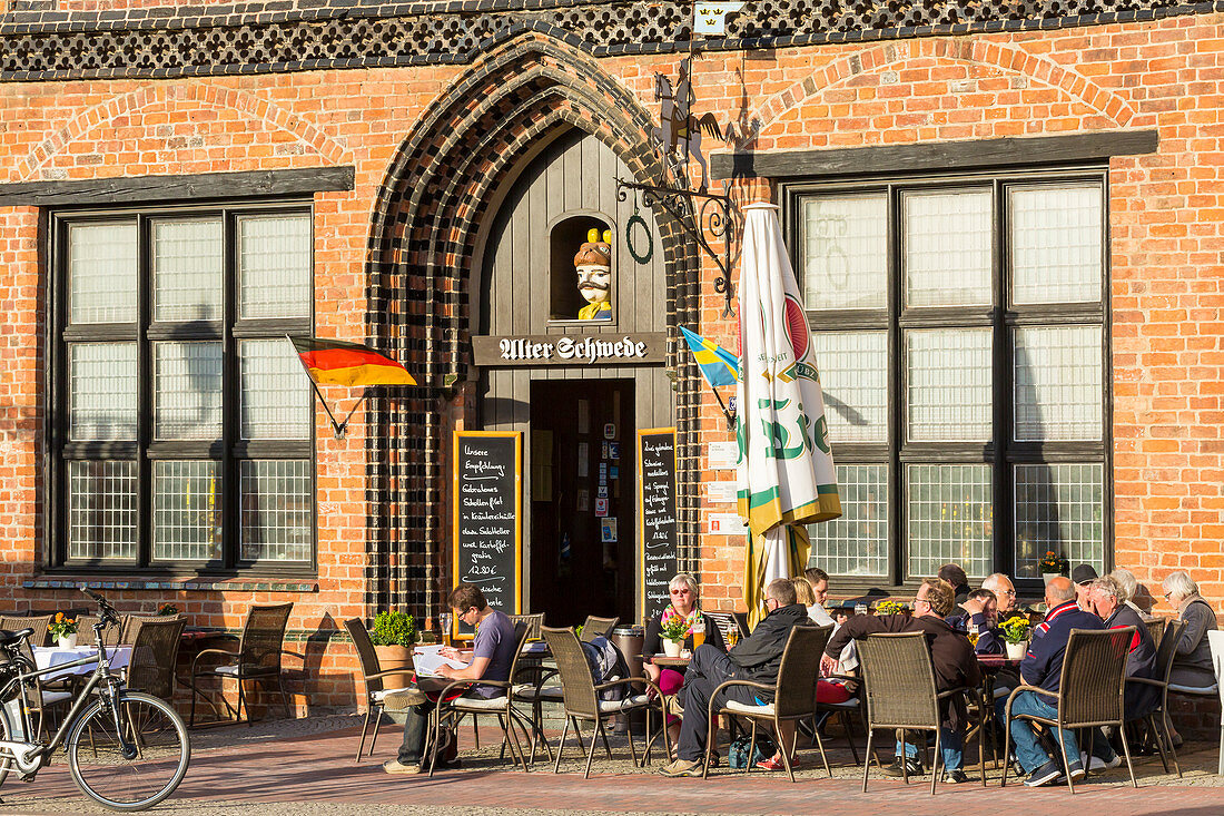 Marktplatz im Zentrum von Wismar, Bügerhaus, genannt Alter Schwede, Restaurant, Wismar, Mecklenburg-Vorpommern, Deutschland
