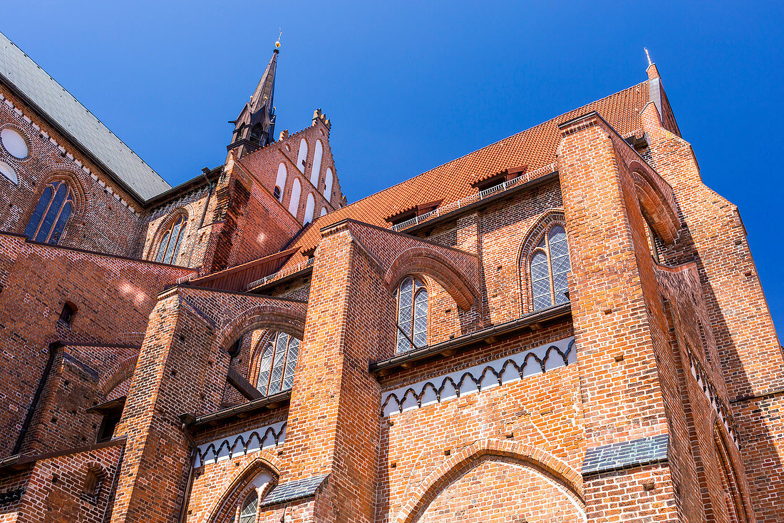 Gotische Backsteinbögen und Mauern der St.-Georgen-Kirche, Wismar, Mecklenburg-Vorpommern, Deutschland