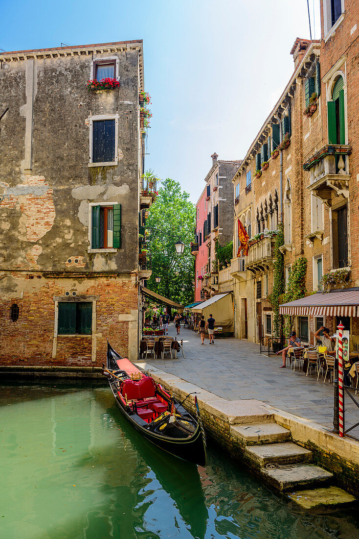 Kanal mit Gondel im Stadtteil San Polo, Venedig, Italien