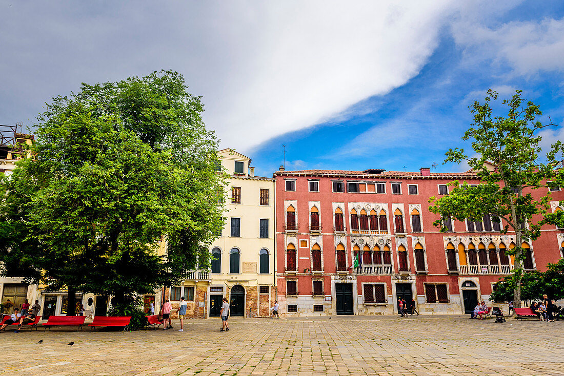 Weiter Platz mit bunten Hausfassaden im Stadtteil San Polo, Venedig, Italien