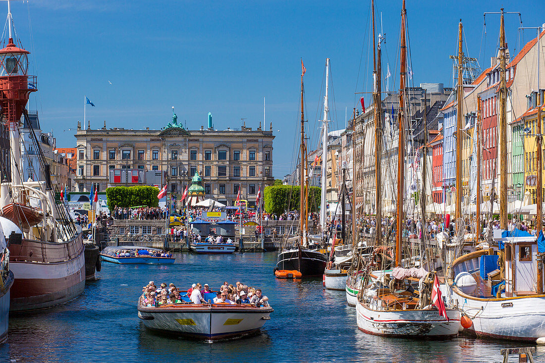 Nyhavn (Neuer Hafen), Uferpromenade in Kopenhagen, Seeland, Dänemark