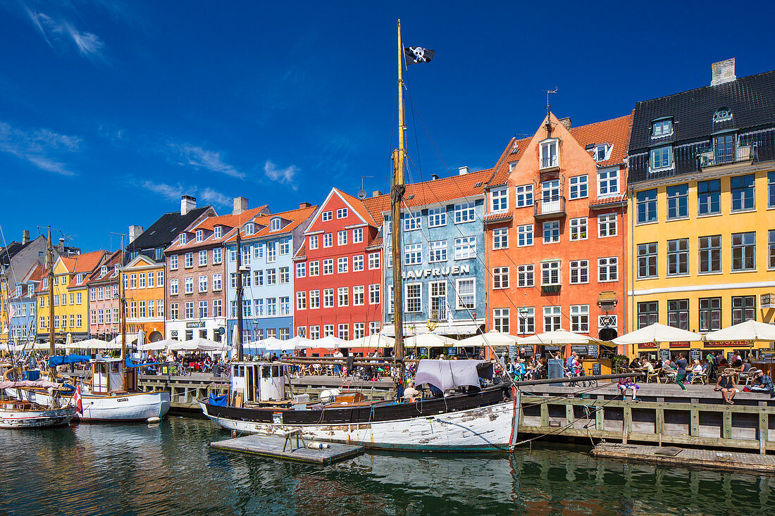 Nyhavn (Neuer Hafen), Uferpromenade in Kopenhagen, Seeland, Dänemark