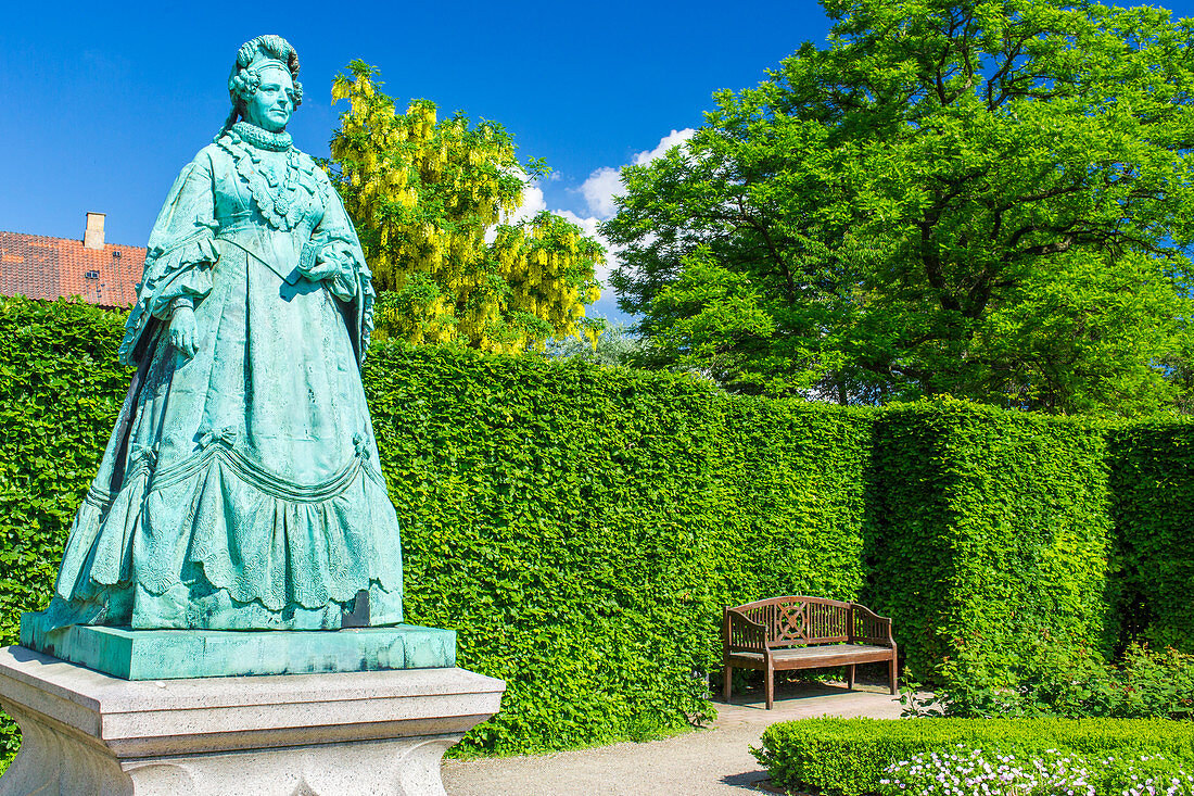 Royal Garden Rosenborg, Kongens Have, rosenhaven, statue of queen Caroline Amalie Augustenburg. Rosenborg Castle, Copenhagen, Zealand, Denmark