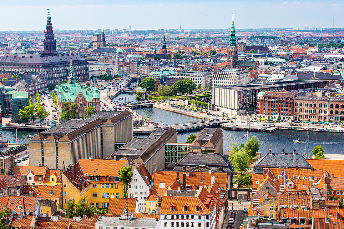 Blick nach Nordwesten auf das Stadtzentrum, vom Turm der Erlöserkirche (Vor Frelsers Kirke), Kopenhagen, Seeland, Dänemark