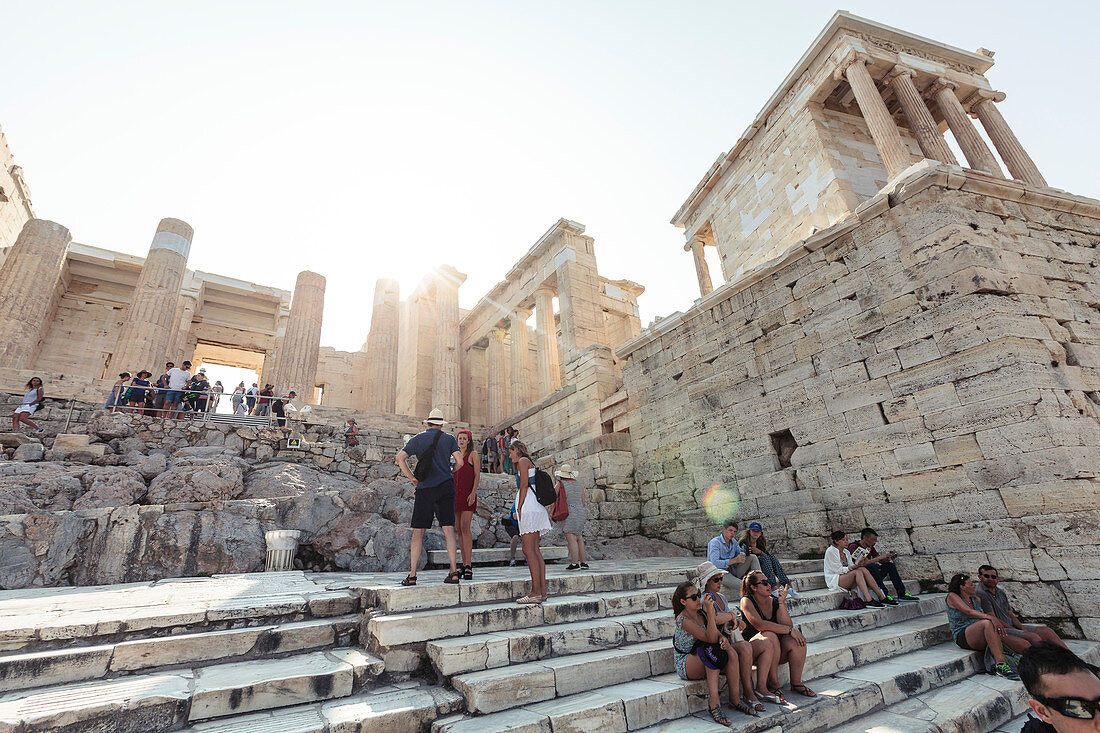 Besucher auf der Akropolis, Athen, Griechenland