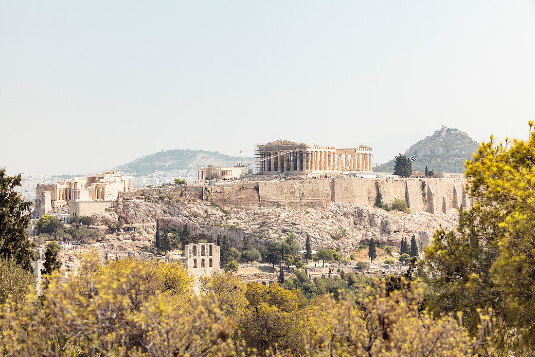 Akropolis, rechts der Berg Lykabettus, Athen, Griechenland