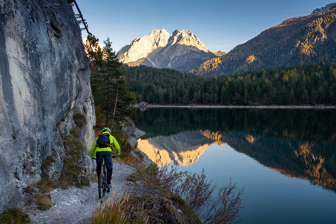 Mountainbiken am Blindsee Trail in Lermoos, Österreich\n