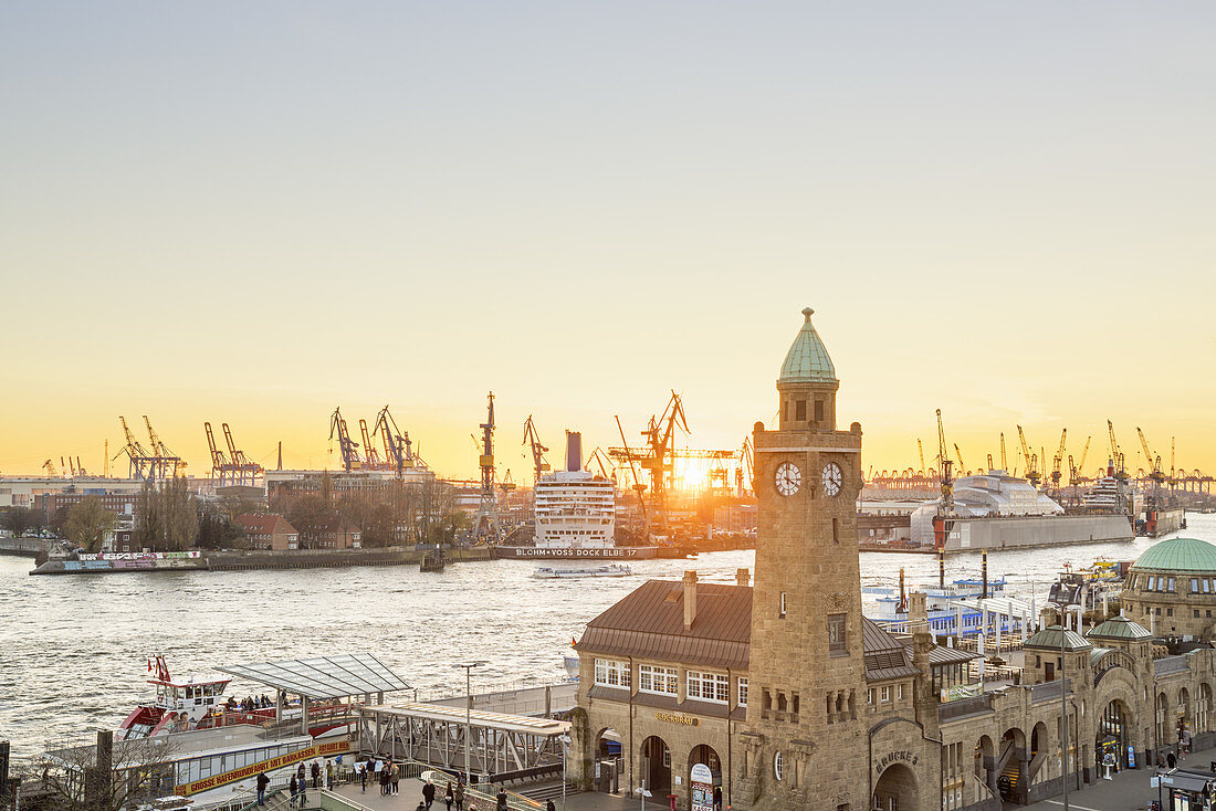 Blick auf Pegelturm an den St. Pauli-Landungsbrücken und den Hamburger Hafen, Hansestadt Hamburg, Norddeutschland, Deutschland, Europa