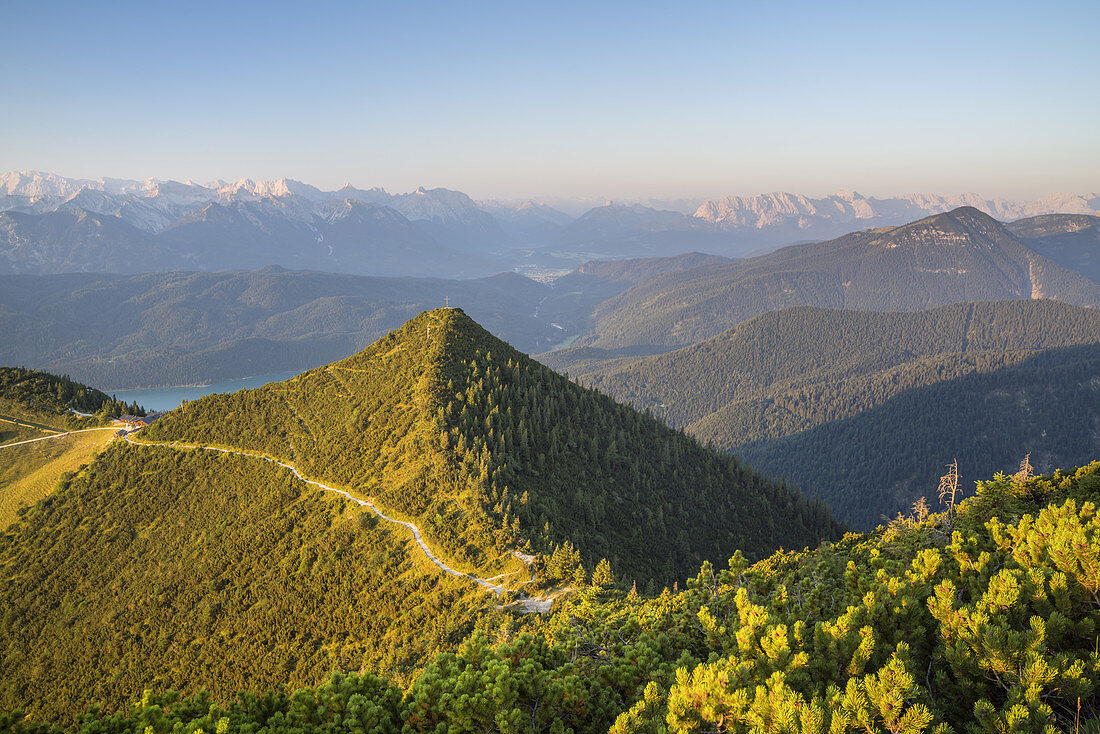 Blick vom Herzogstand auf Martinskopf über den Walchensee zum Karwendel- und Wettersteingebirge, Kochel am See, Bayern, Deutschland