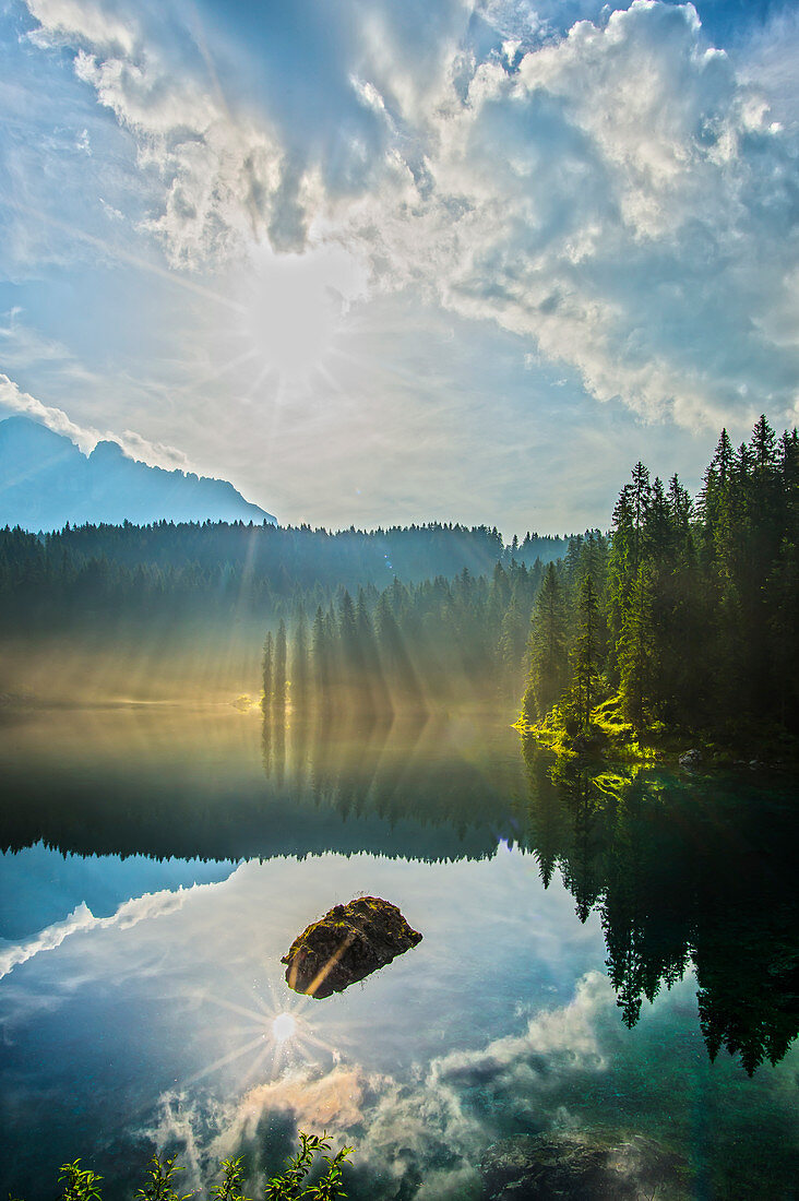 Der Karersee, Naturdenkmal unterm Rosengarten, in den Südtiroler Dolomiten, UNESCO Weltnaturerbe, im Eggental, Italien