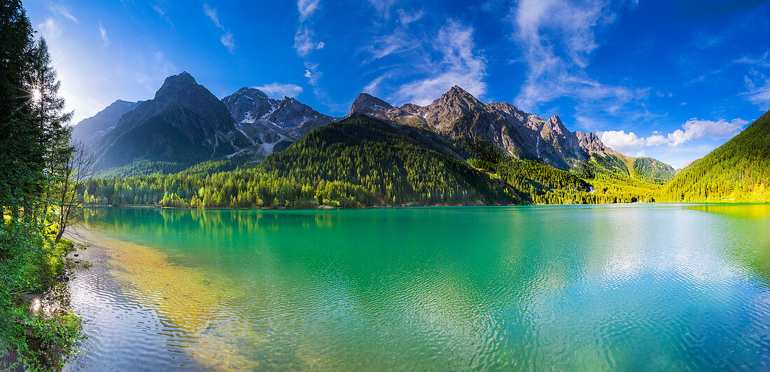 Der Antholzersee, Naturdenkmal im Anthozertal, Sütirol, Italien