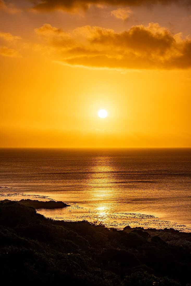 Sonnenuntergang an der Küste bei De Kelters, Gansbaai, Garden Route, Südafrika, Afrika