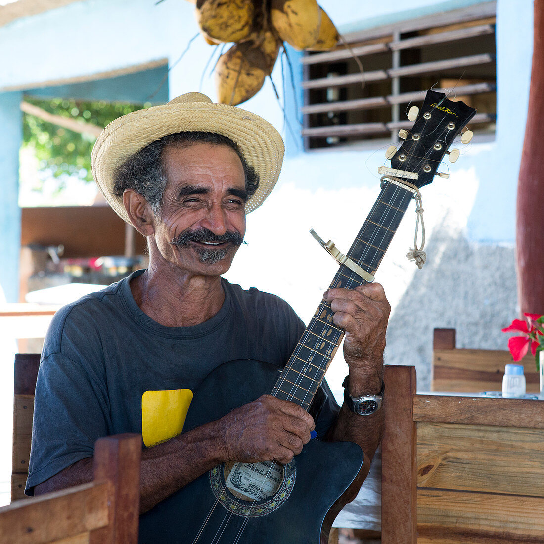 Kubanischer Mann mit Gitarre in einem Retsaurant in Trinidad, Kuba