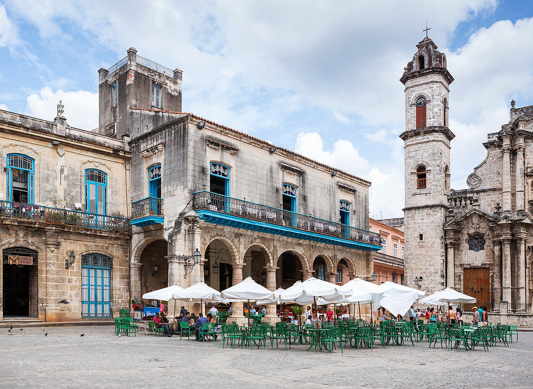 Café am Plaza de la Catedral in Havanna, Kuba\n