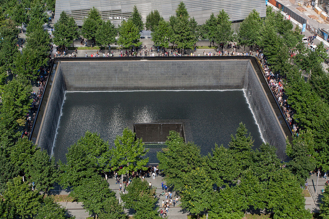 Blick auf den Brunnen, Denkmal des 11. September 2001,, Finanzdistrikt, Manhattan, New York City, New York, Vereinigte Staaten, USA