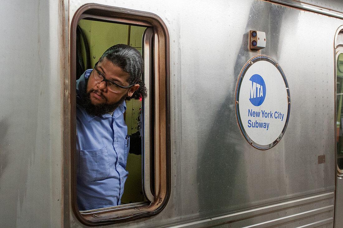 U-Bahn-Fahrer beobachtet die Bahnsteige an einer Station, MTA, Öffentliche Verkehrsmittel, Manhattan, New York City, New York, Vereinigte Staaten, USA