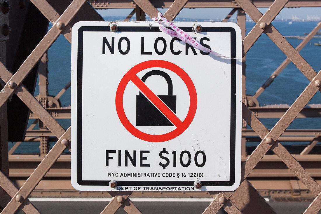 SIGN PROHIBITING TOURISTS FROM ATTACHING LOVE PADLOCKS TO THE BROOKLYN BRIDGE, $100 FINE IF THE LAW IS VIOLATED, BROOKLYN BRIDGE, ARCHITECTURE, MONUMENT, NEW YORK CITY, NEW YORK, UNITED STATES, USA