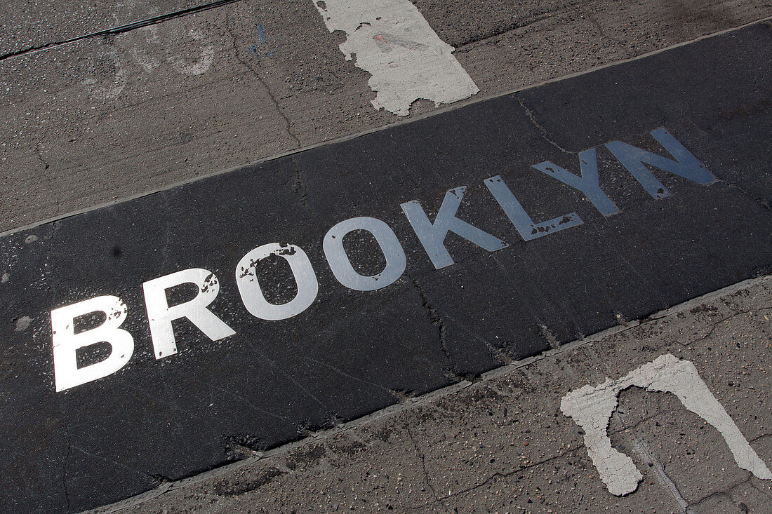Plakette an der Brooklyn-Bridge markiert die Grenze von Brooklyn, New York City, New York, Vereinigte Staaten, USA