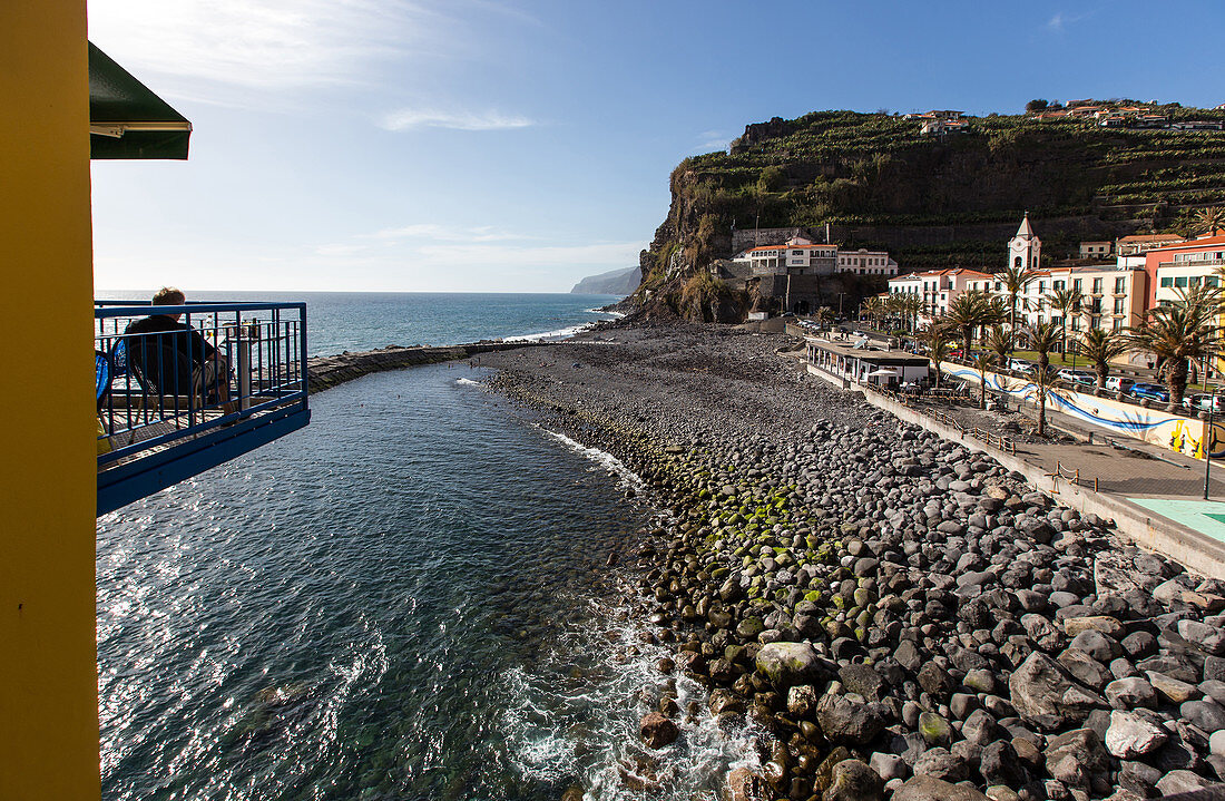 Blick über den Strand von Ponta Do Sol, Madeira, Portugal