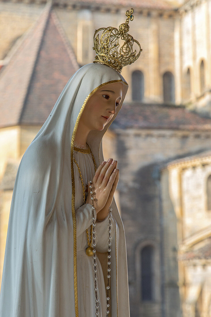 VIRGIN IN PRAYER, PARK OF THE CHAPELAINS BEHIND THE CHEVET OF THE BASILICA, PARAY-LE-MONIAL (71), FRANCE