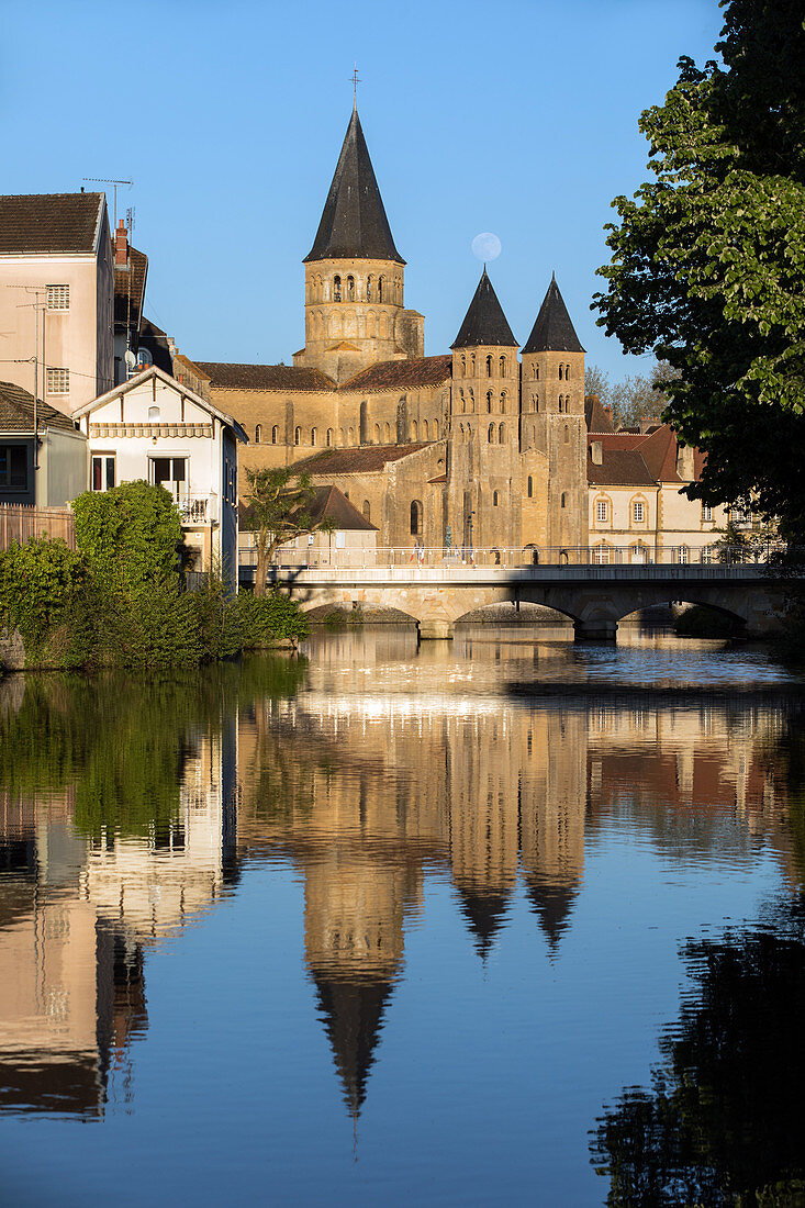 THE BANKS OF THE BOURBINCE WITH THE SACRE COEUR BASILICA REFLECTING IN THE WATER, PARAY-LE-MONIAL (71), FRANCE