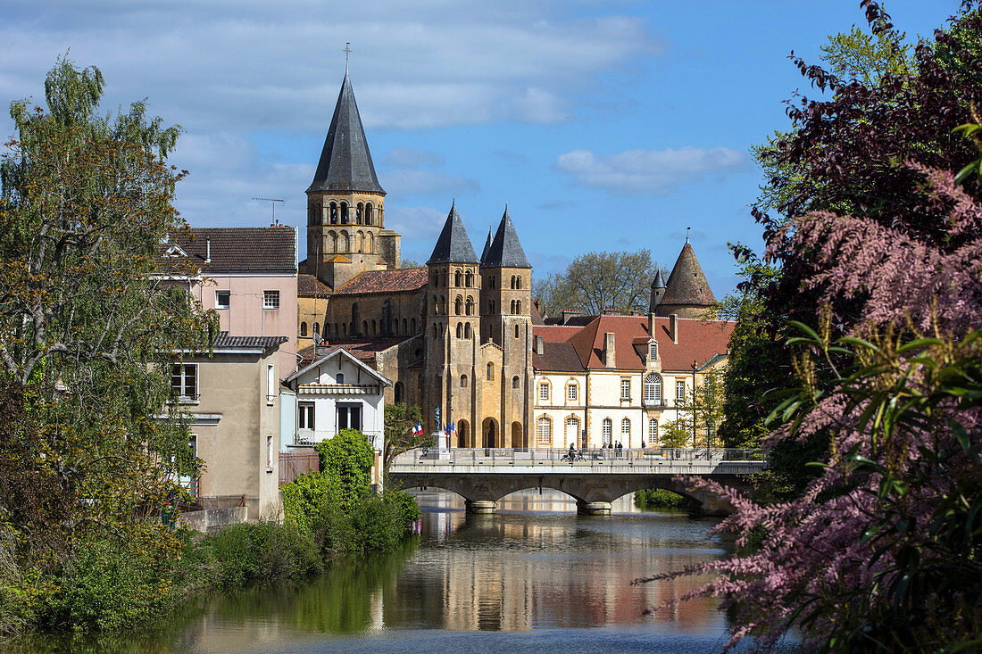 Die Ufer der Bourbince mit der Sacre Coeur Basilica, die sich im Wasser spiegelt, Paray-Le-Monial, Frankreich
