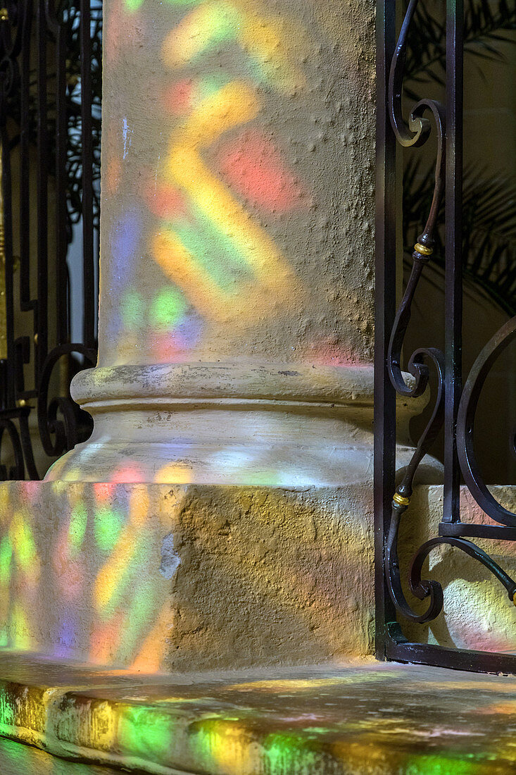 Spiegelung der Glasmalerei auf einer Säule im Chorumgang, Sacre Coeur Basilica, Paray-Le-Monial, Frankreich