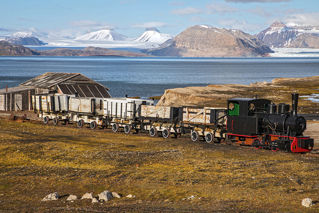 Kohlezug der Ehemaligen Bergbaustadt Ny Alesund, der nördlichsten Siedlung der Welt (78 56n), Spitzbergen, Svalbard, Arktischer Ozean, Norwegen