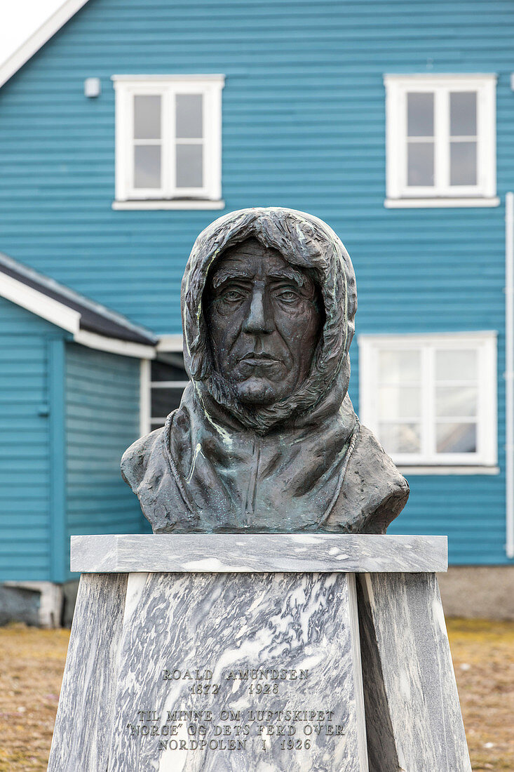 Büste von Roald Amundsen (1872-1928), norwegischer Polarforscher, Ny Alesund, die nördlichste Siedlung der Welt (78 56n), Spitzbergen, Svalbard, Arktischer Ozean, Norwegen Norwegen