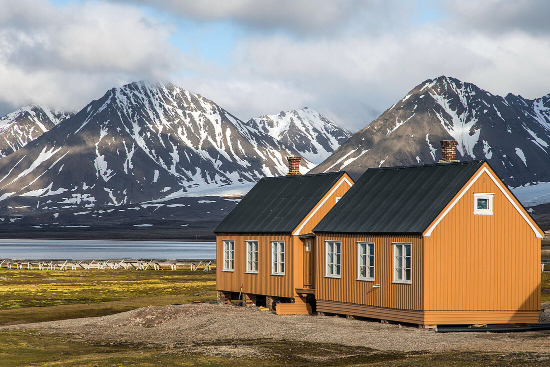 Buntes Holzhaus in der ehemaligen Kohlebergbaustadt Ny Alesund, der nördlichsten Siedlung der Welt (78 56n), Spitzbergen, Svalbard, Arktischer Ozean, Norwegen
