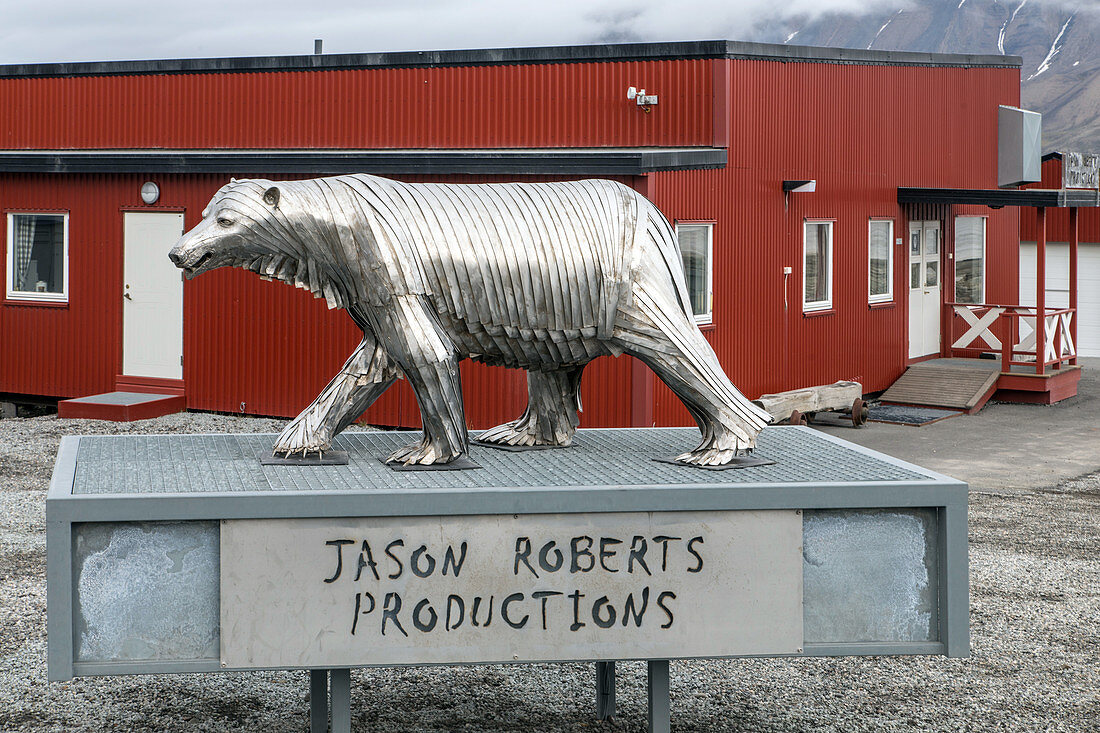 Aluminiumskulptur eines Polarbäres von Jason Roberts Productions, Longyearbyen, nördlichstes Städtchen der Erde, Spitzbergen, Svalbard, Arktischer Ozean, Norwegen Norwegen