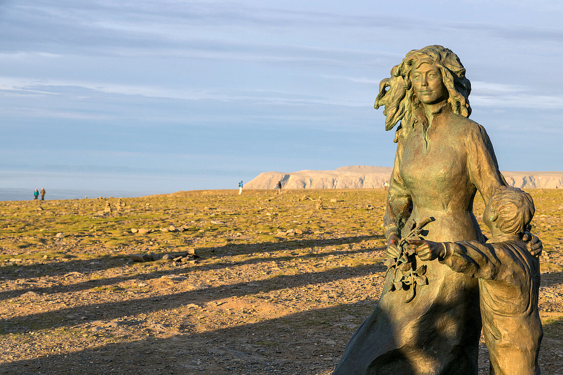 Kinder der Welt Skulptur, Denkmal für den Frieden, Nordkapp, Finnmark, Arktischer Ozean, Norwegen